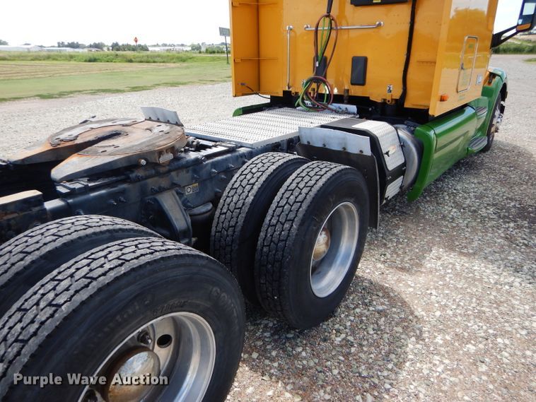 image for item FY9734 2014 Peterbilt 579 semi truck