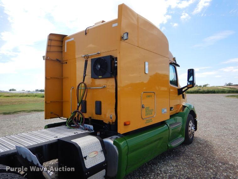 image for item FY9734 2014 Peterbilt 579 semi truck