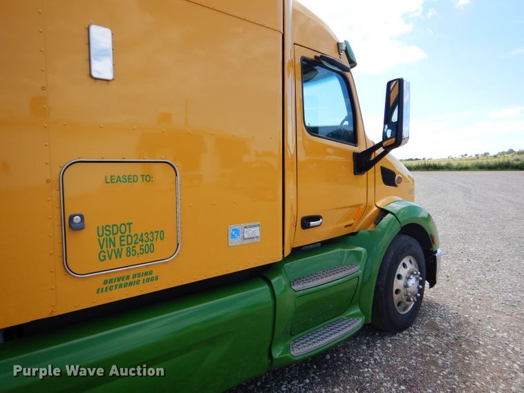 image for item FY9734 2014 Peterbilt 579 semi truck