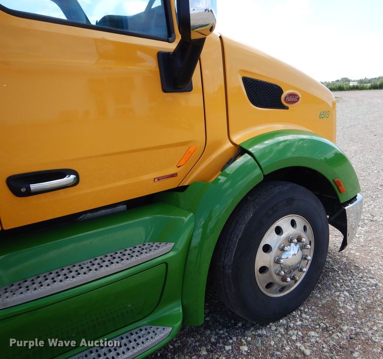 image for item FY9734 2014 Peterbilt 579 semi truck