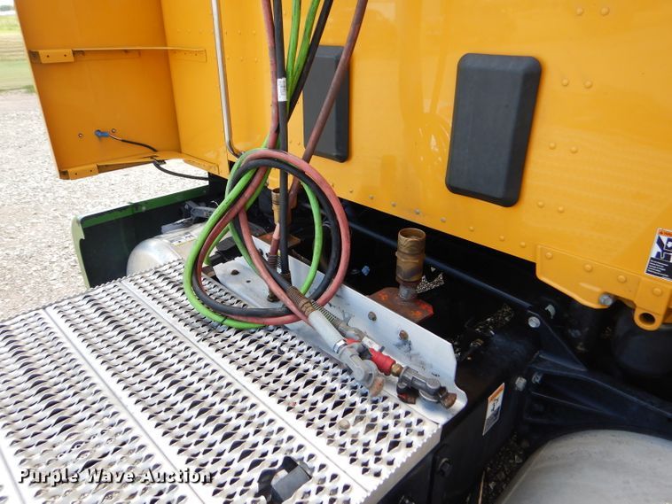 image for item FY9734 2014 Peterbilt 579 semi truck