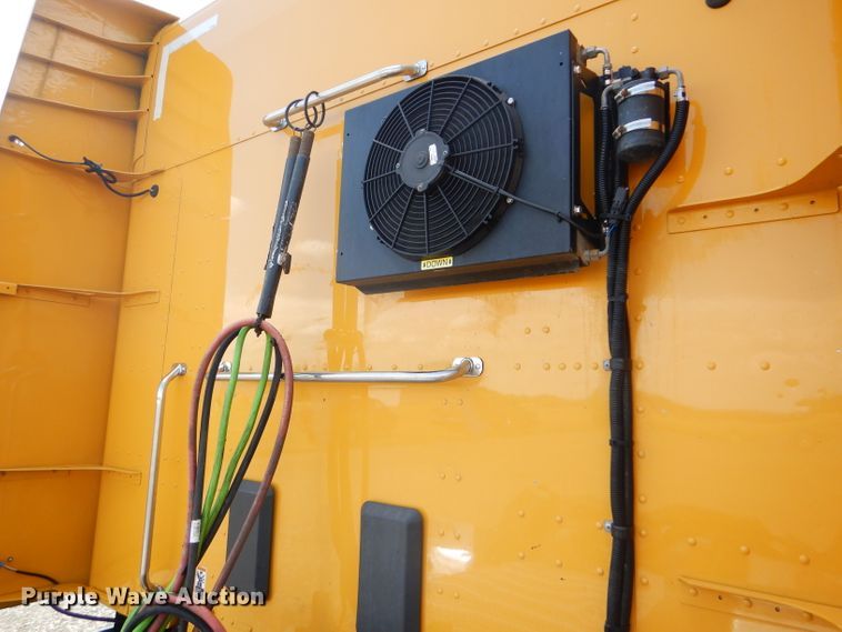 image for item FY9734 2014 Peterbilt 579 semi truck