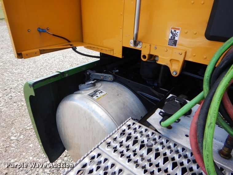 image for item FY9734 2014 Peterbilt 579 semi truck