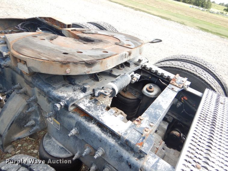 image for item FY9734 2014 Peterbilt 579 semi truck