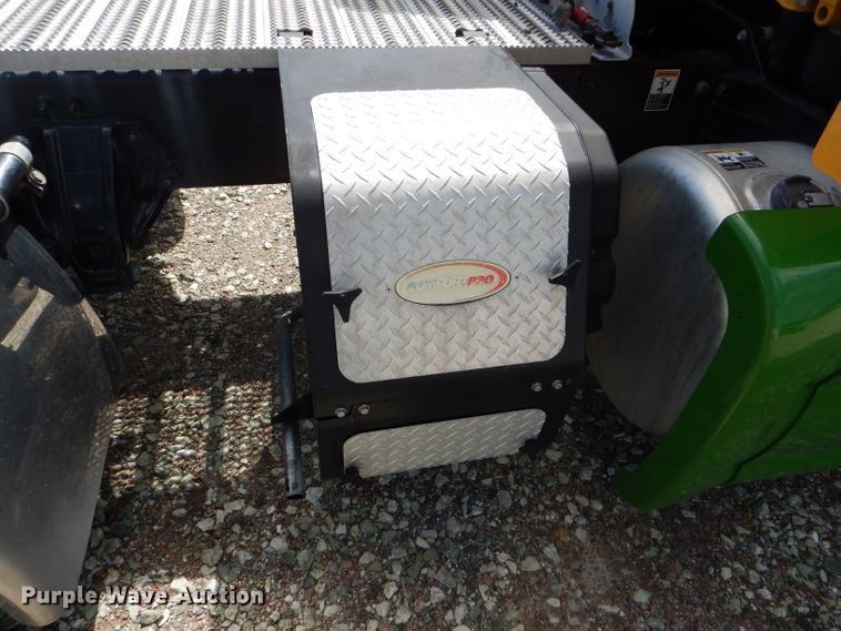 image for item FY9734 2014 Peterbilt 579 semi truck