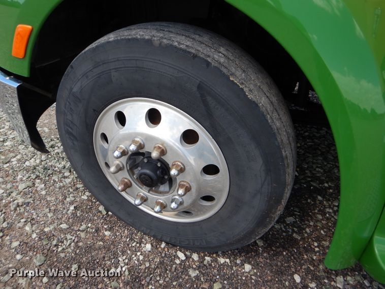 image for item FY9734 2014 Peterbilt 579 semi truck