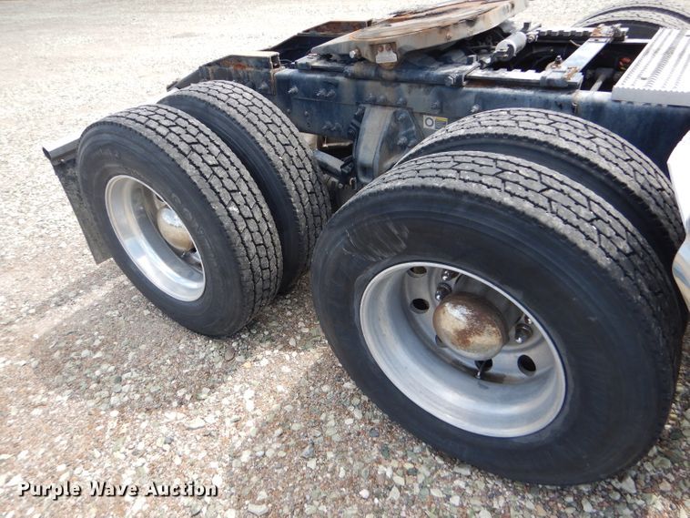 image for item FY9734 2014 Peterbilt 579 semi truck