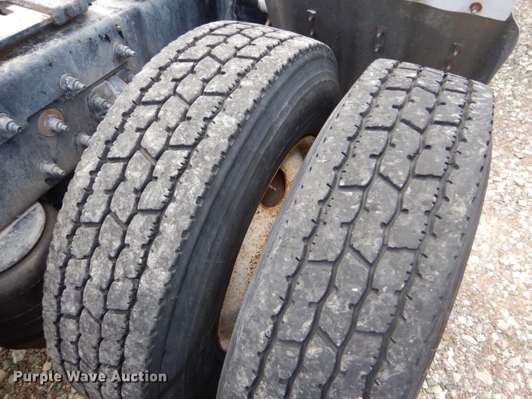 image for item FY9734 2014 Peterbilt 579 semi truck