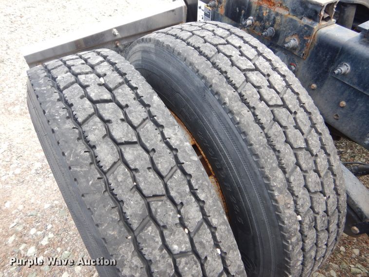 image for item FY9734 2014 Peterbilt 579 semi truck