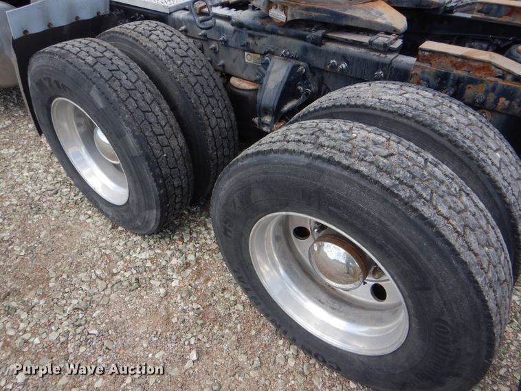 image for item FY9734 2014 Peterbilt 579 semi truck