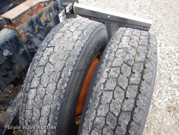 image for item FY9734 2014 Peterbilt 579 semi truck