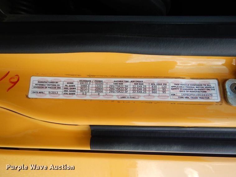 image for item FY9734 2014 Peterbilt 579 semi truck