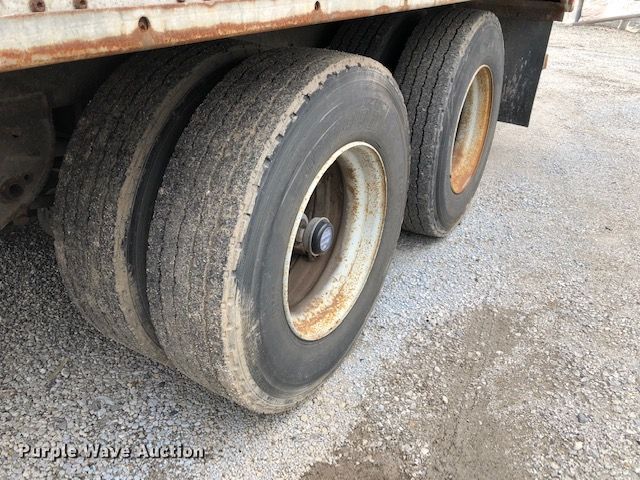 image for item G1879 1994 Stoughton dry van trailer