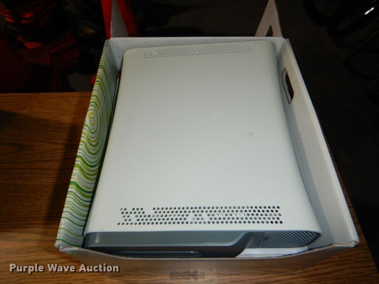 image for item FN9051 Xbox 360 Pro gaming system