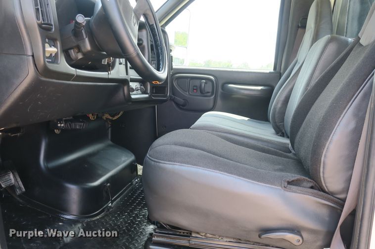 image for item DB10246 2006 Chevrolet C4500 flatbed truck