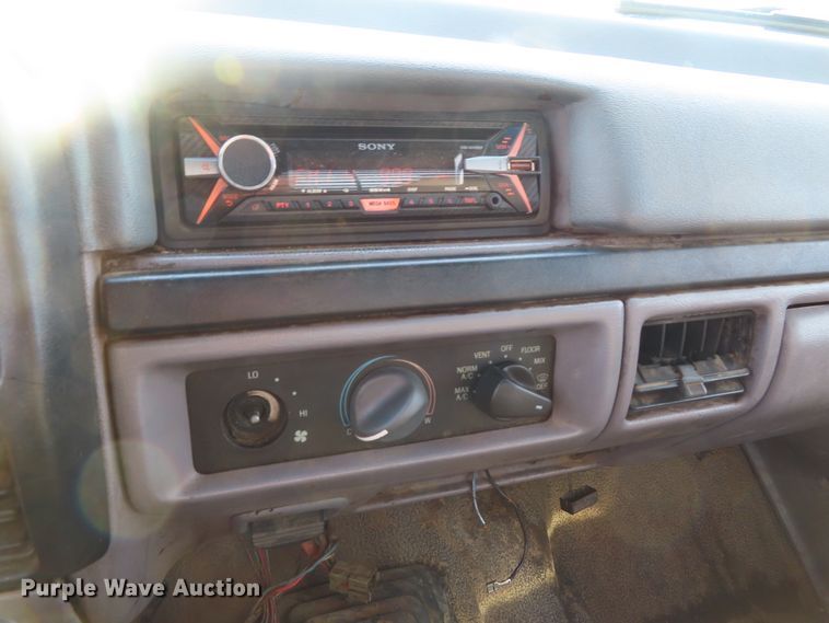 image for item DD6396 1997 Ford F350 flatbed pickup truck