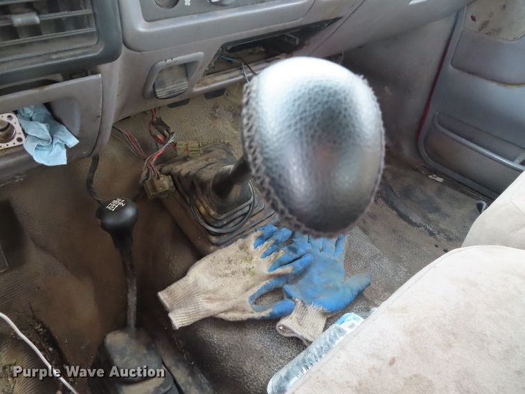 image for item DD6396 1997 Ford F350 flatbed pickup truck