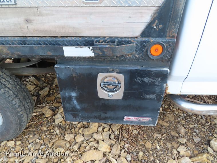 image for item DD6396 1997 Ford F350 flatbed pickup truck