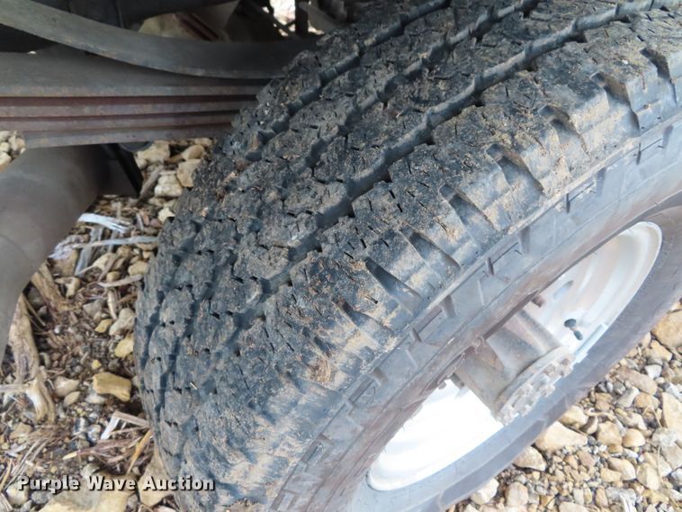 image for item DD6396 1997 Ford F350 flatbed pickup truck