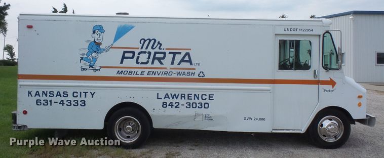 image for item DE2360 1995 GMC P3500 pressure washer truck