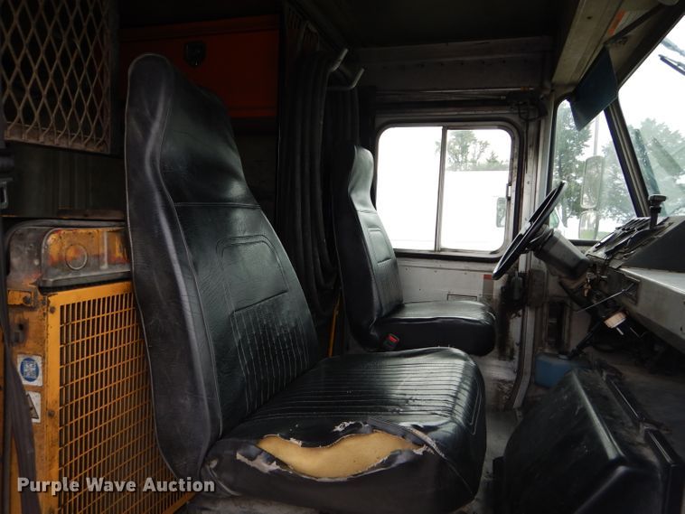 image for item DE2362 2000 Freightliner MT45 pressure washer truck