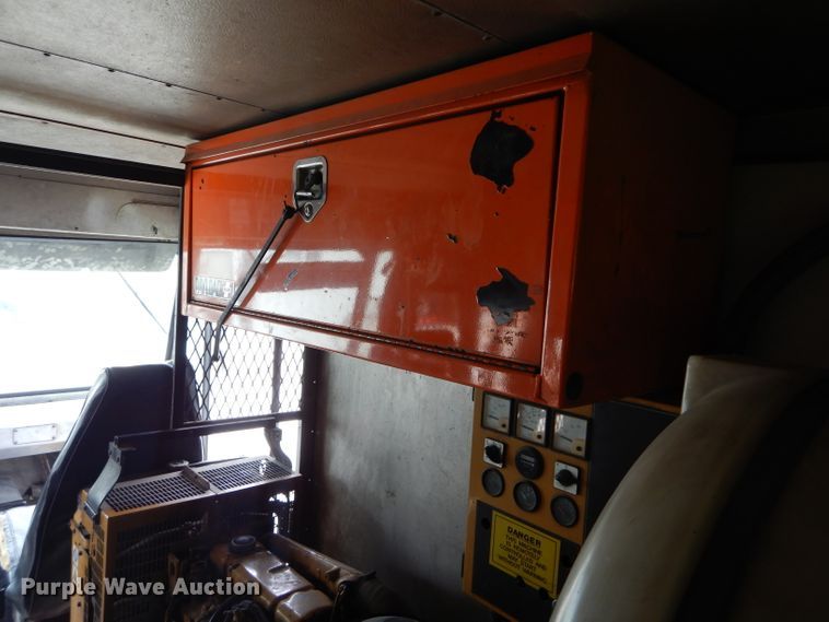 image for item DE2362 2000 Freightliner MT45 pressure washer truck