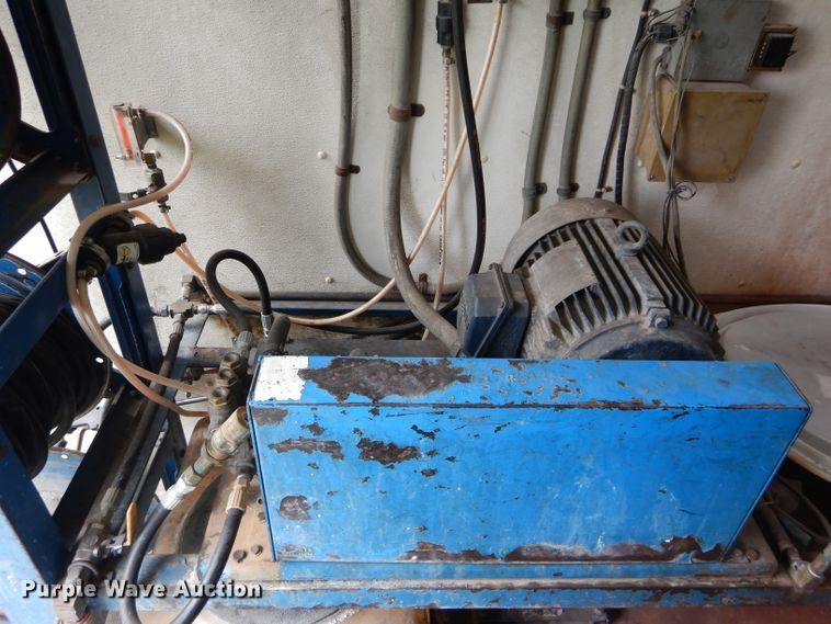 image for item DE2362 2000 Freightliner MT45 pressure washer truck