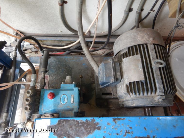 image for item DE2362 2000 Freightliner MT45 pressure washer truck