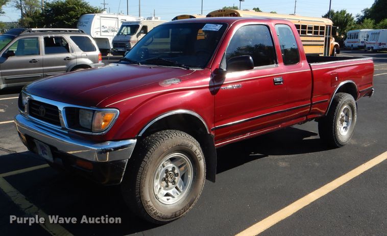 image for item DE4084 1997 Toyota Tacoma XtraCab pickup truck