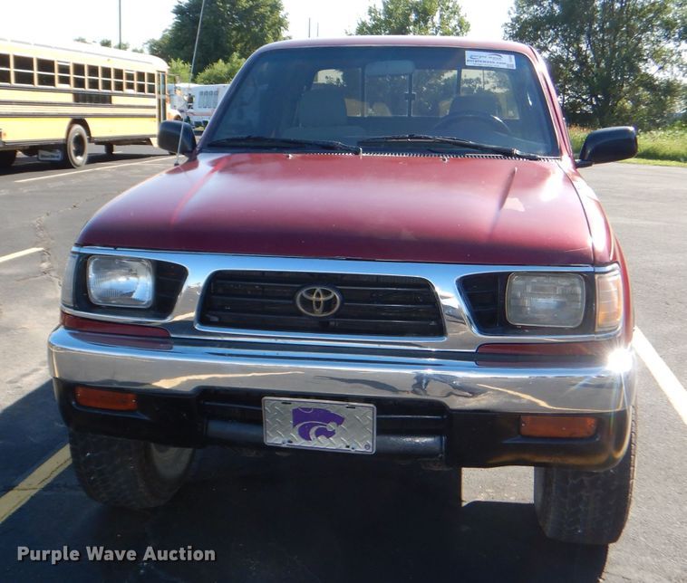 image for item DE4084 1997 Toyota Tacoma XtraCab pickup truck