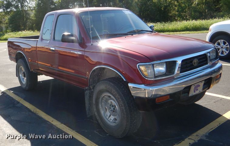 image for item DE4084 1997 Toyota Tacoma XtraCab pickup truck
