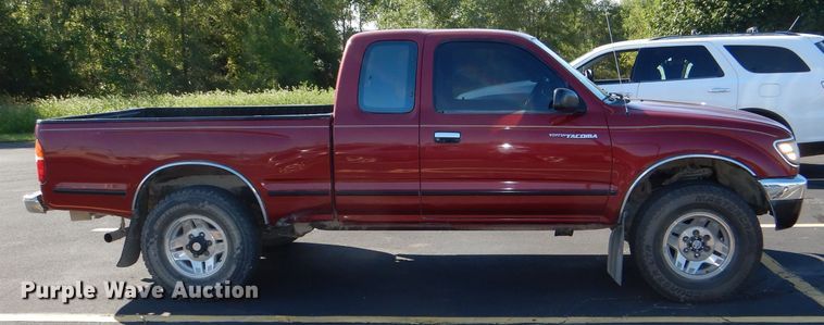 image for item DE4084 1997 Toyota Tacoma XtraCab pickup truck
