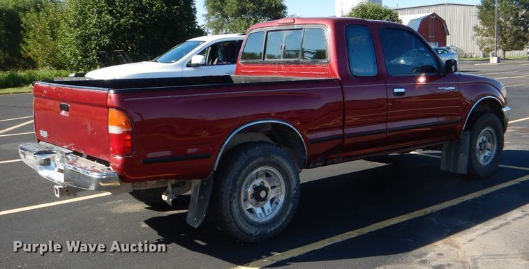 image for item DE4084 1997 Toyota Tacoma XtraCab pickup truck