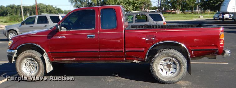 image for item DE4084 1997 Toyota Tacoma XtraCab pickup truck