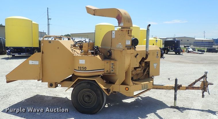 image for item DE5555 1993 Vermeer 1250BC wood chipper