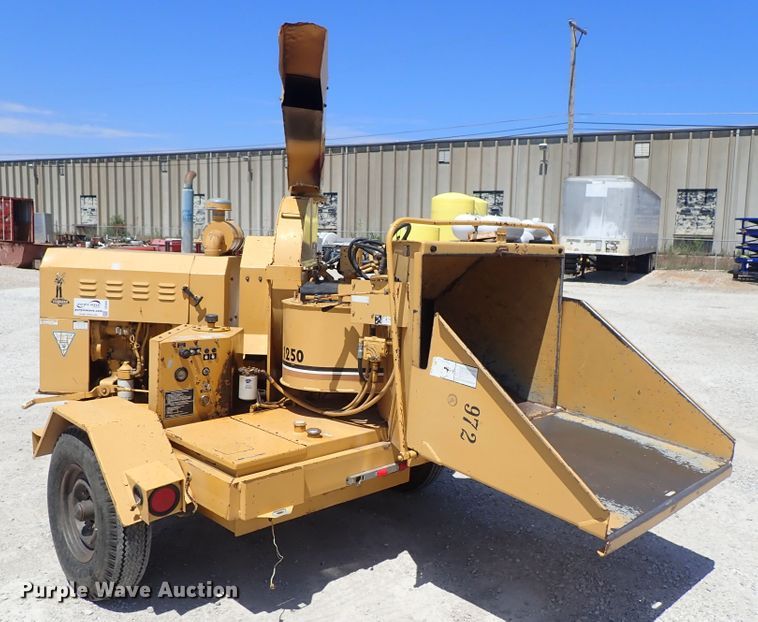 image for item DE5555 1993 Vermeer 1250BC wood chipper