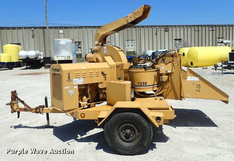 image for item DE5555 1993 Vermeer 1250BC wood chipper