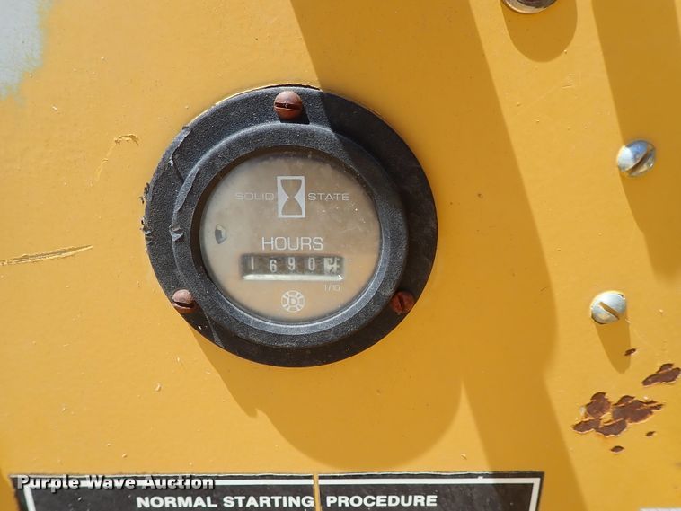 image for item DE5555 1993 Vermeer 1250BC wood chipper