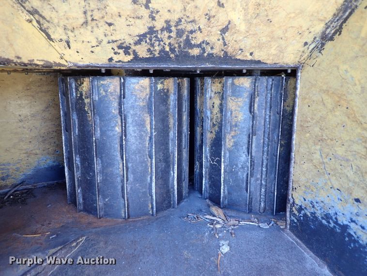 image for item DE5555 1993 Vermeer 1250BC wood chipper