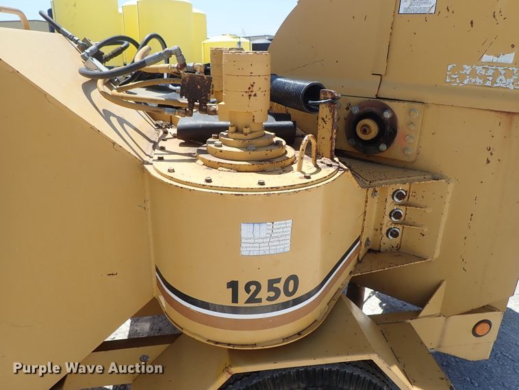 image for item DE5555 1993 Vermeer 1250BC wood chipper