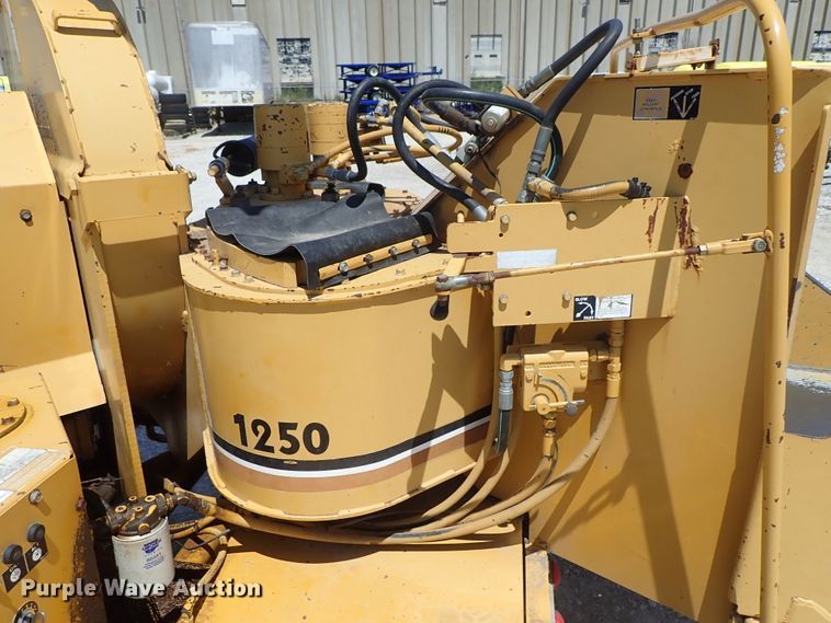 image for item DE5555 1993 Vermeer 1250BC wood chipper