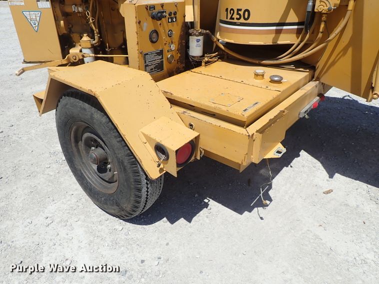 image for item DE5555 1993 Vermeer 1250BC wood chipper