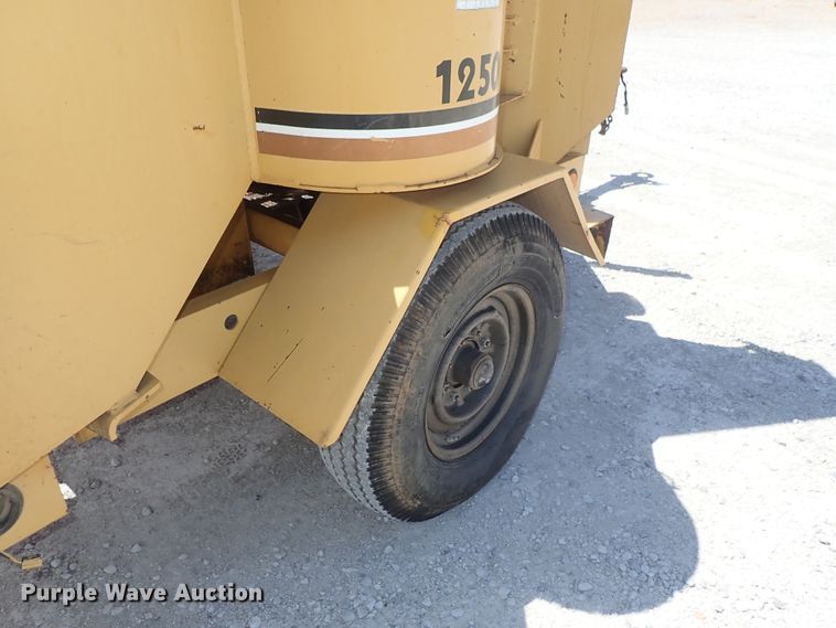 image for item DE5555 1993 Vermeer 1250BC wood chipper