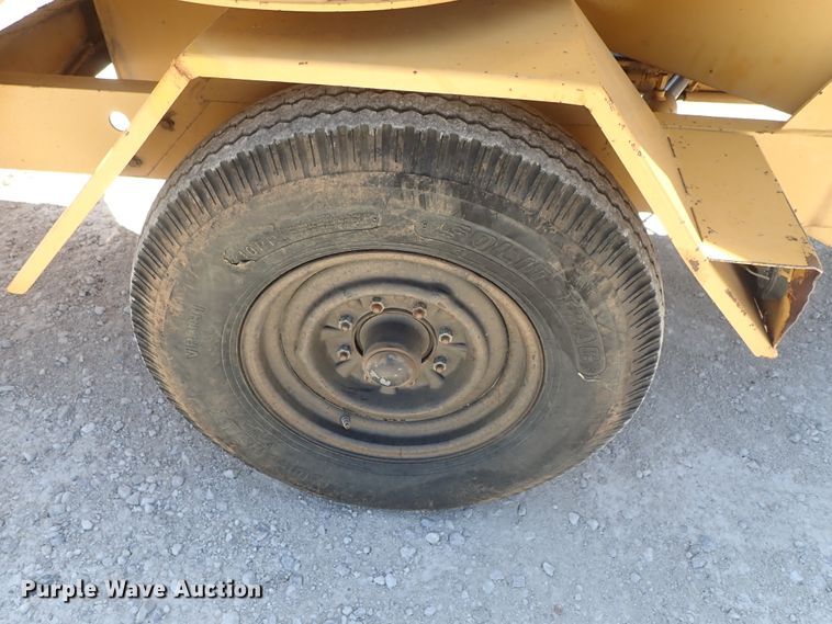 image for item DE5555 1993 Vermeer 1250BC wood chipper