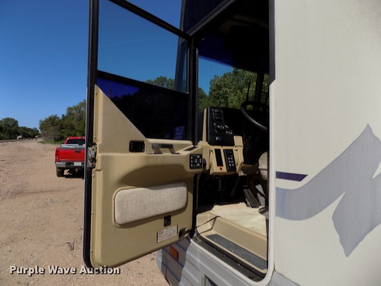 image for item DE7753 1994 Winnebago Vector RV