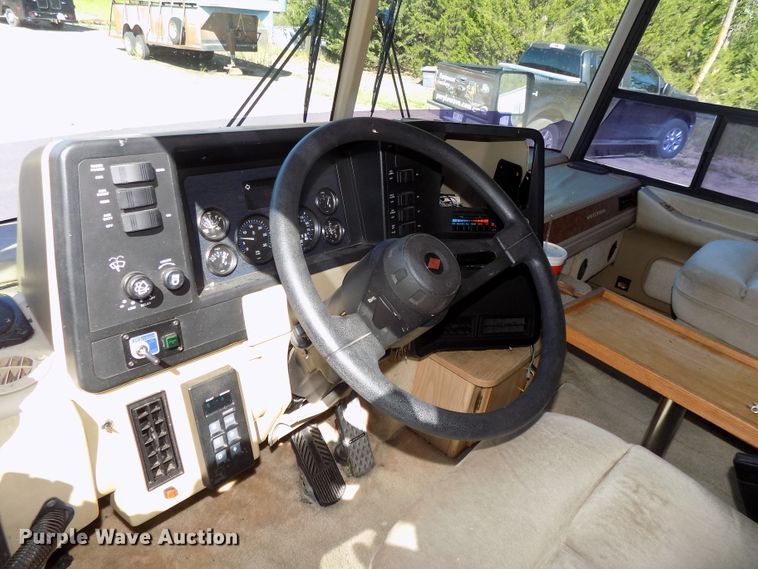 image for item DE7753 1994 Winnebago Vector RV