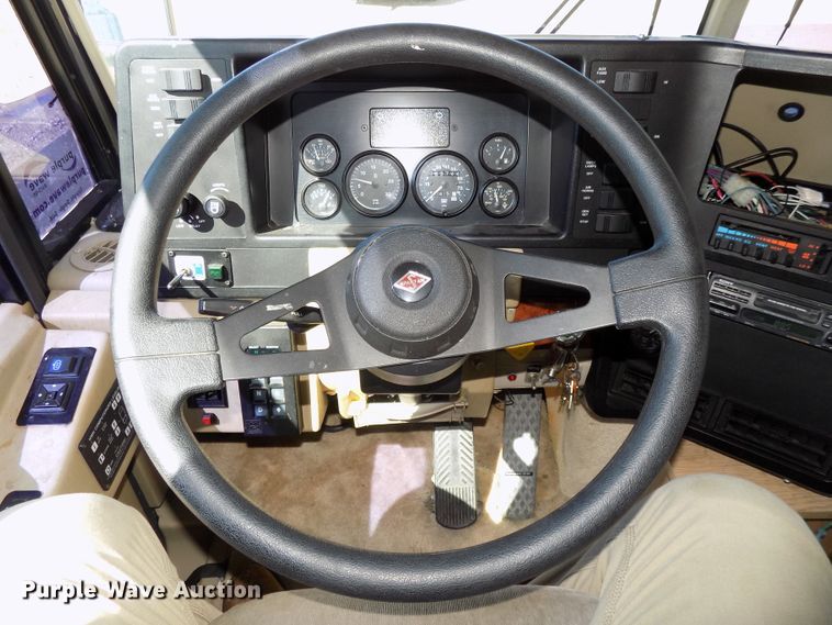 image for item DE7753 1994 Winnebago Vector RV