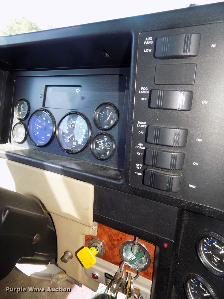 image for item DE7753 1994 Winnebago Vector RV