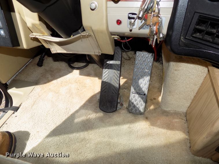 image for item DE7753 1994 Winnebago Vector RV