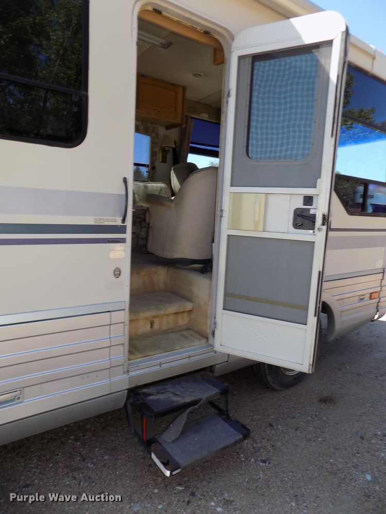 image for item DE7753 1994 Winnebago Vector RV